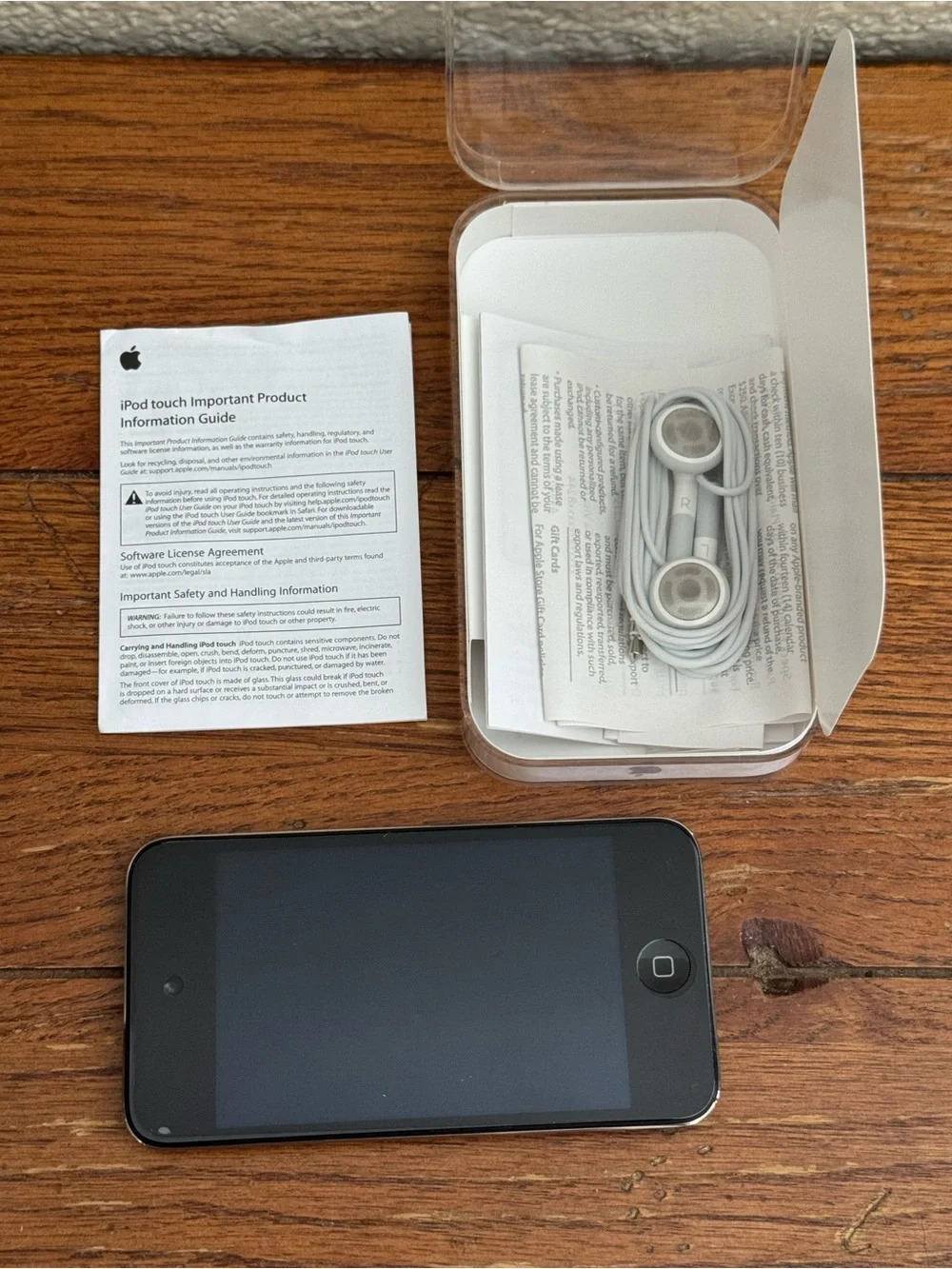 Apple I-Touch 4th Generation 32 GB Model A1367 Bundle W/Box Charger/Accessories